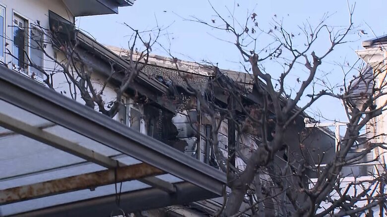 2階建て住宅燃え80～90代女性と連絡取れず…周辺住宅など3棟にも延焼　消火活動続く　東京・杉並区｜FNNプライムオンライン