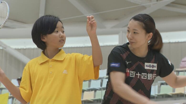 リオ五輪バドミントン女子複「金」”タカマツペア”の松友美佐紀選手らが小学生に競技の魅力を伝授【香川】｜FNNプライムオンライン
