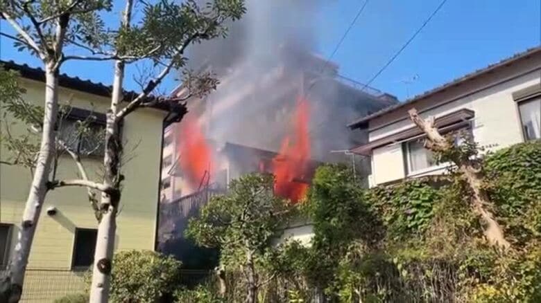 宮崎市の県立図書館北側の住宅地で火事　住宅など２棟を全焼　現場は一時騒然｜FNNプライムオンライン