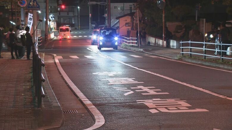【続報】小学校の校門前で女子児童が車にはねられ重体　警察は運転していた女（５７）を現行犯逮捕｜FNNプライムオンライン