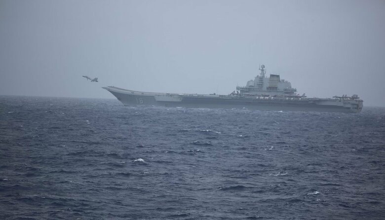 中国海軍空母「遼寧」 沖大東島230キロを航行　艦載機･ヘリ発着も確認｜FNNプライムオンライン