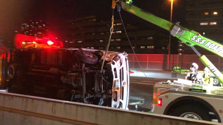 首都高速湾岸線でトラックなど6台が絡む玉突き事故 トラック運転手の50代男性が意識不明で搬送 東京・江東区|FNNプライムオンライン