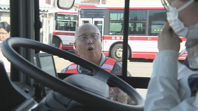 進路ふさいだ車から凶器持った男が…路線バスの交通トラブルを想定した訓練 乗降口を閉じるなどの対応を確認｜FNNプライムオンライン