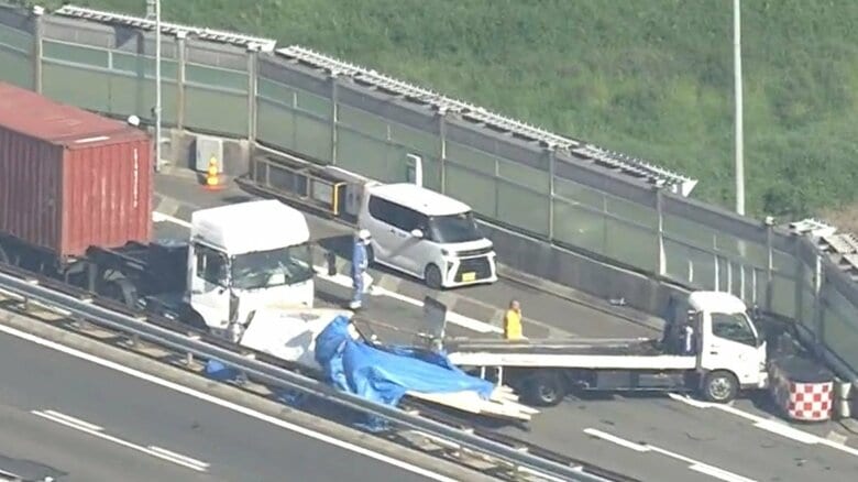 積み荷の木材とみられる物が散乱…高速道路でトラック等3台が絡む事故 20代男性が頭から出血 一部区間で通行止め｜FNNプライムオンライン