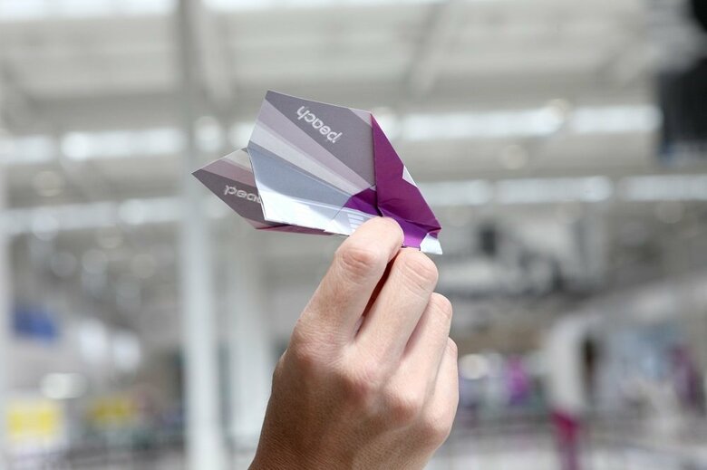 Peach現役パイロットが考案した「紙飛行機」が発売…航空力学を応用? よく飛ばすコツを聞いた｜FNNプライムオンライン
