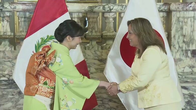 「お会いできて光栄です」佳子さまペルー大統領と笑顔で握手　姉・小室眞子さんが着用した若草色の振り袖姿で｜FNNプライムオンライン