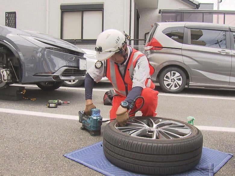 熱でタイヤ劣化も激しく…真夏に増える『車のSOS』JAFに密着するとバッテリー上がりなど続々「日頃の点検が大事」|FNNプライムオンライン