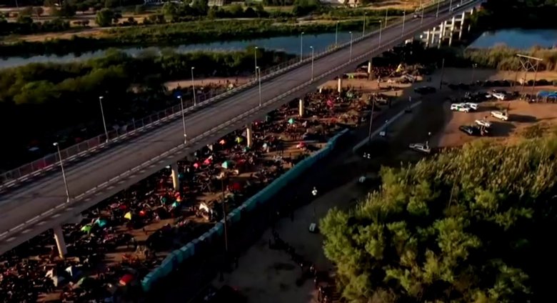 メキシコ国境の橋の下に広がる移民キャンプ(テキサス州デルリオ・9月)