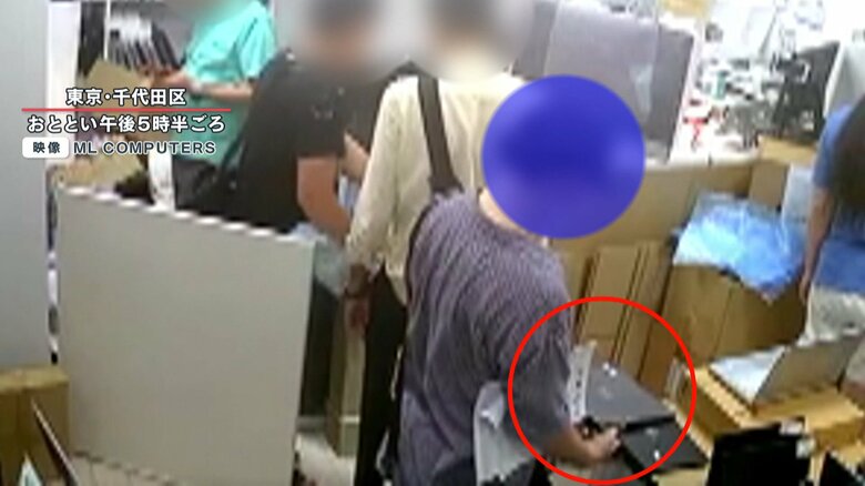 陳列されている1台のパソコンを手に取ると…