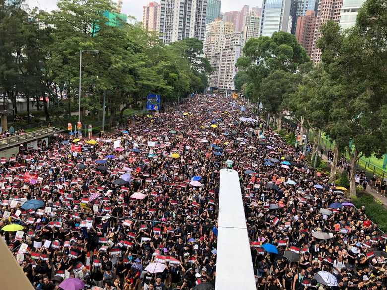 香港の雨傘運動もSNSによる動員の影響を受けた