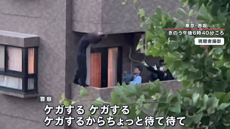 犯行の約20分後には、警察に追い詰められ、マンションを逃げ回った少年。「目の前で死ぬ」などと叫んでいたという