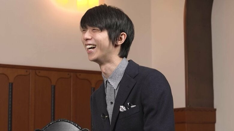 内村からのねぎらいの言葉に笑顔になる羽生