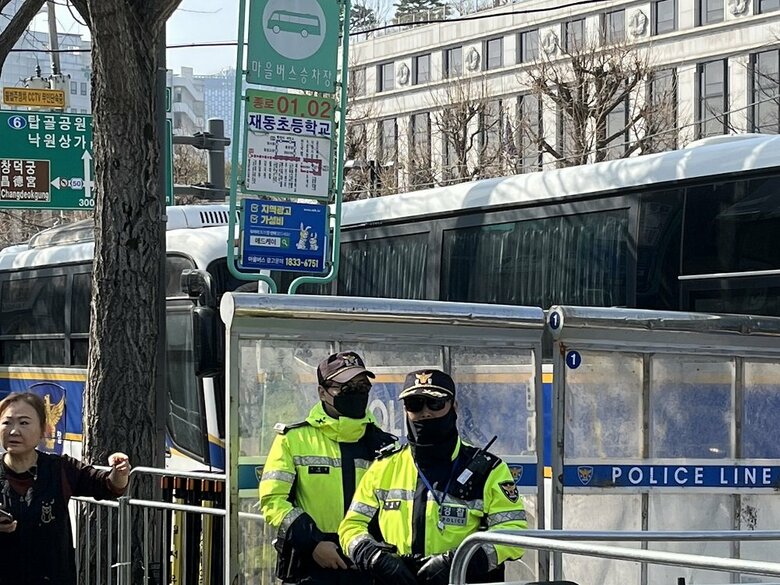 憲法裁判所前に配置された警察官