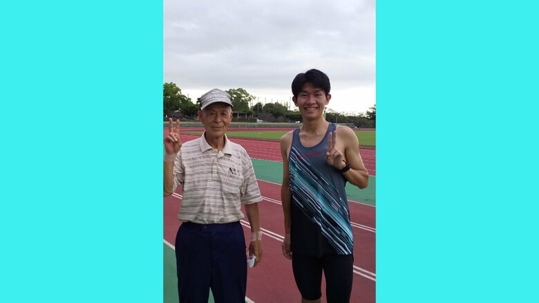 学生時代の恩師　山本光雄さんと近藤選手（提供：父 亮二さん）
