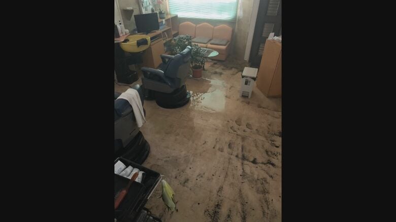 火災で被害を受けた安藤さんの理容室