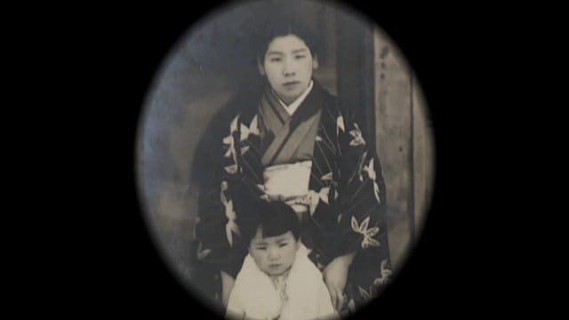 母・千代さんと写る幼い白田さん