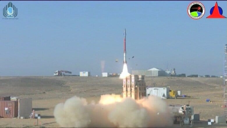 イスラエルの防空システムから発射されるスタナー迎撃ミサイル