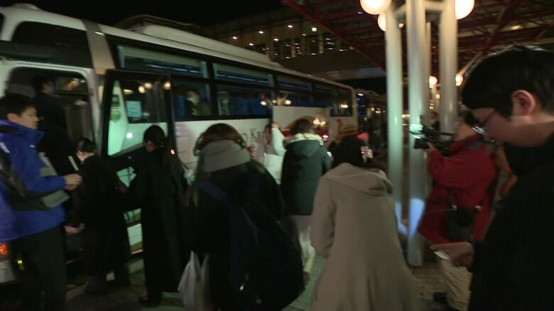 臨時バスに乗り込む空港利用者