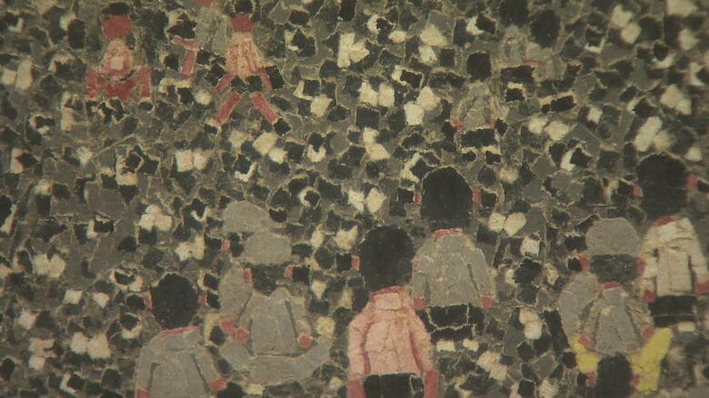 色紙をちぎって貼り付けていく