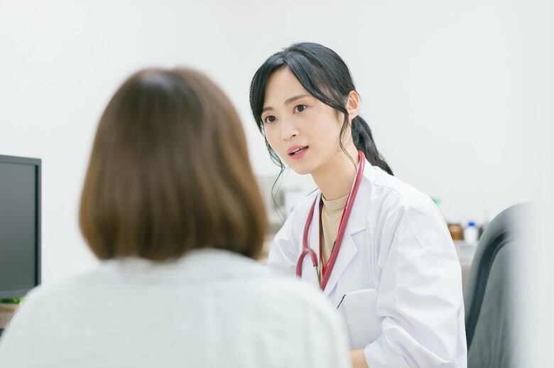 児童精神科外来ではまずは保護者の聞き取りから（画像：イメージ）