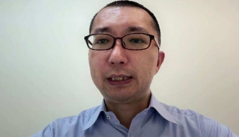「赤の他人の証明写真ガチャ」を考案した文筆家・寺井広樹さん