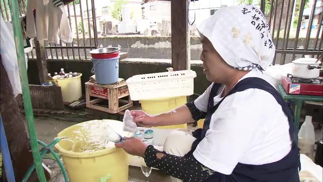 2011年撮影　復旧作業に追われる武藤孝子さん（当時）