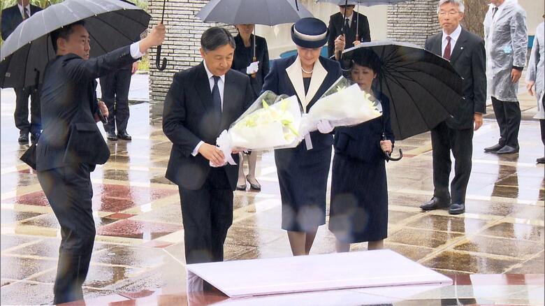硫黄島島民平和祈念墓地公園の慰霊碑に花束を供えられる両陛下