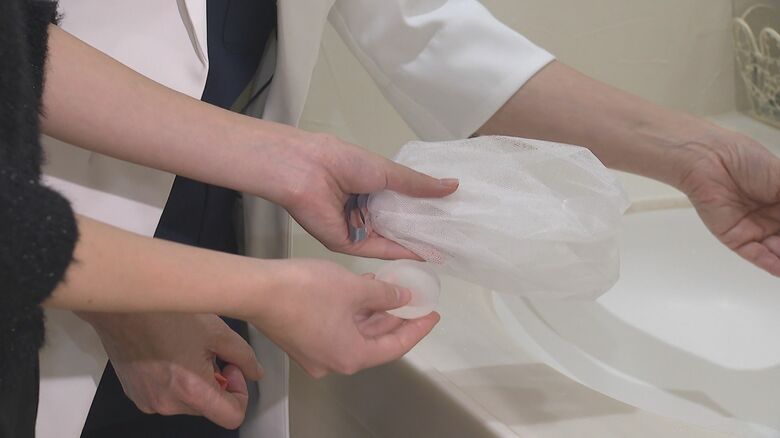 洗顔ネットで石鹸を泡立てる