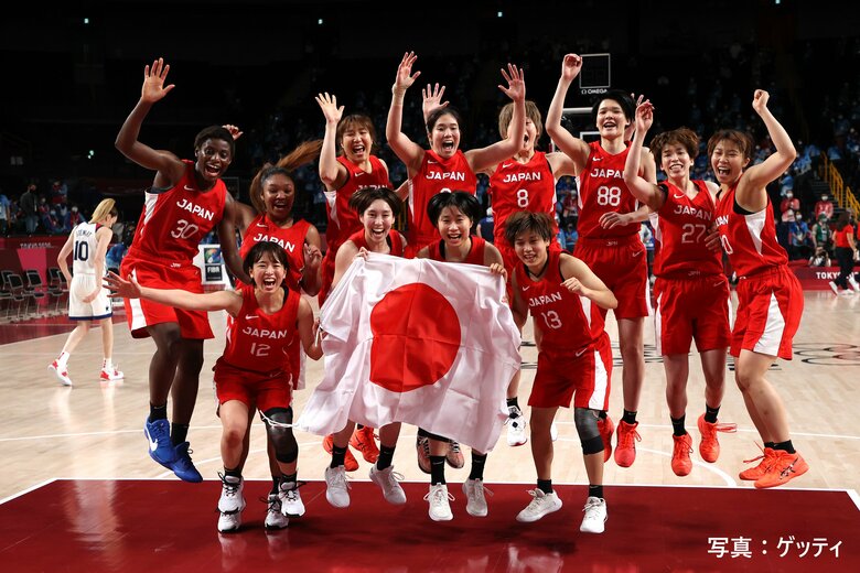 東京五輪で銀メダルを獲得した女子日本代表選手ら（2021年8月、さいたまスーパーアリーナ）