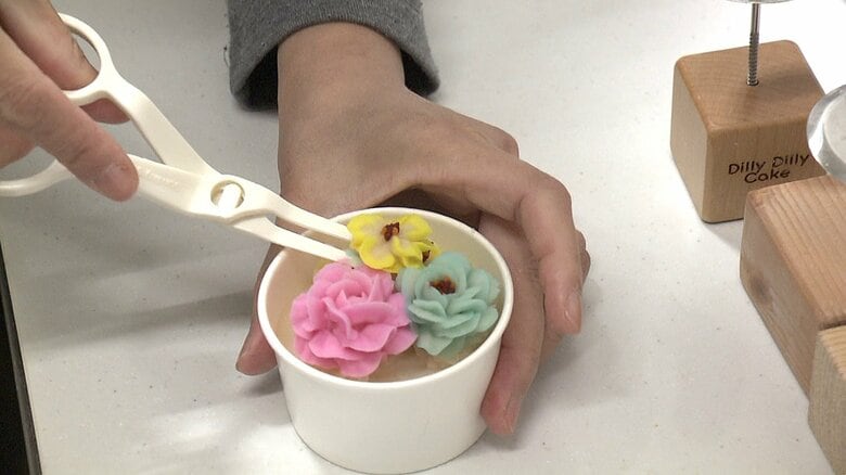 カップに入ったおはぎにあんこで作った花を飾っていく