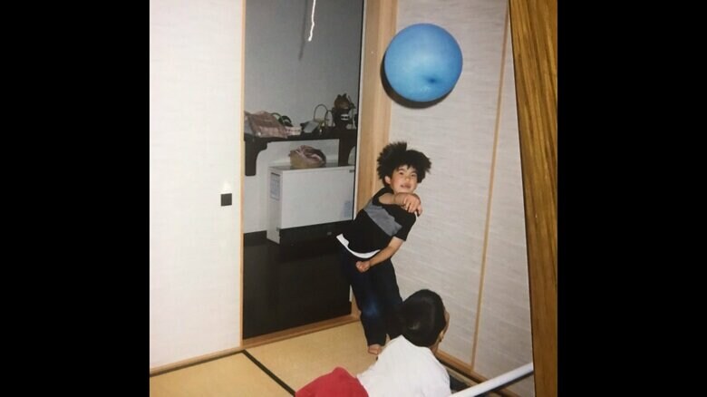 ”風船バレー”で遊ぶ幼少期の山本智大