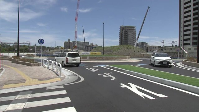 ラウンドアバウト内を走る車が優先　必ず時計回りで走行