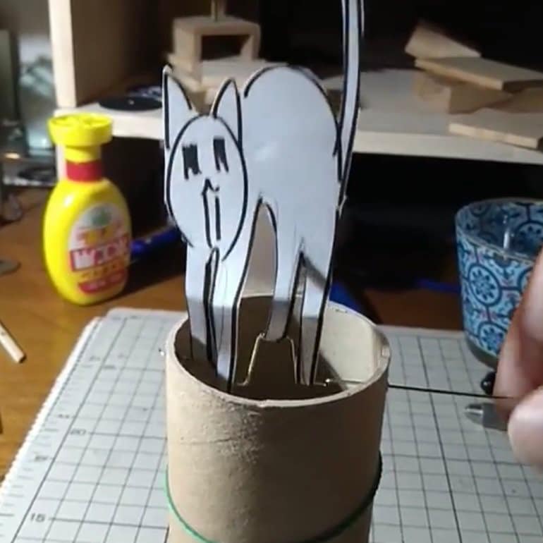 シカクガングさんが酔った勢いで作ったという 「威嚇しながら近づいてくる猫」