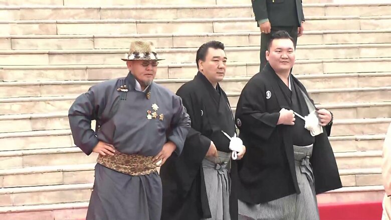 歓迎式典に参列した元横綱の朝青龍、日馬富士、白鵬（7月8日）