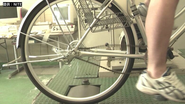 チェーンが大きく波打つように揺れ、タイヤが止まりそうに…たるんだチェーンは危険だ（提供：NITE）