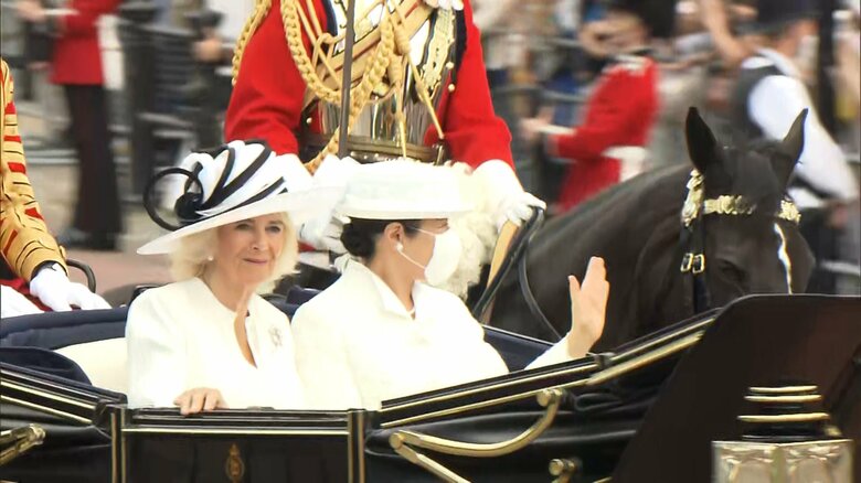 6月25日、馬車でロンドン市内をパレード