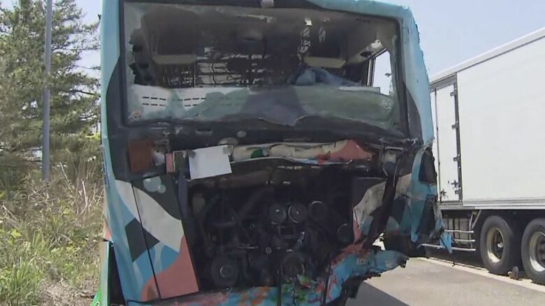 追突されたバス　事故発生当時道路脇に止まっていたとみられている