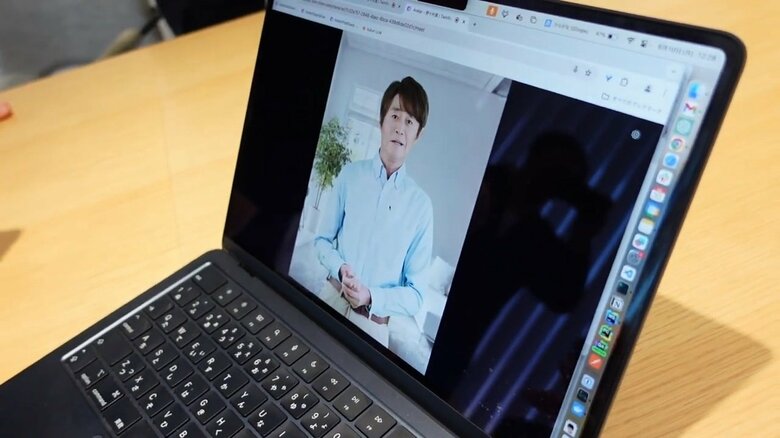 本人とAIが対面