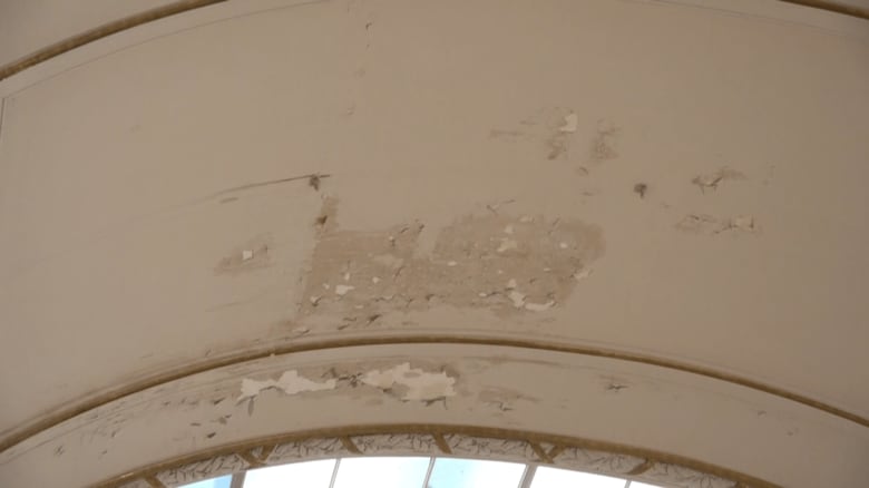 ルーブル美術館内には所々、壁が剥がれている場所があった （2025年1月撮影）