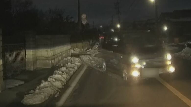 対向車線に戻っていく（視聴者提供）