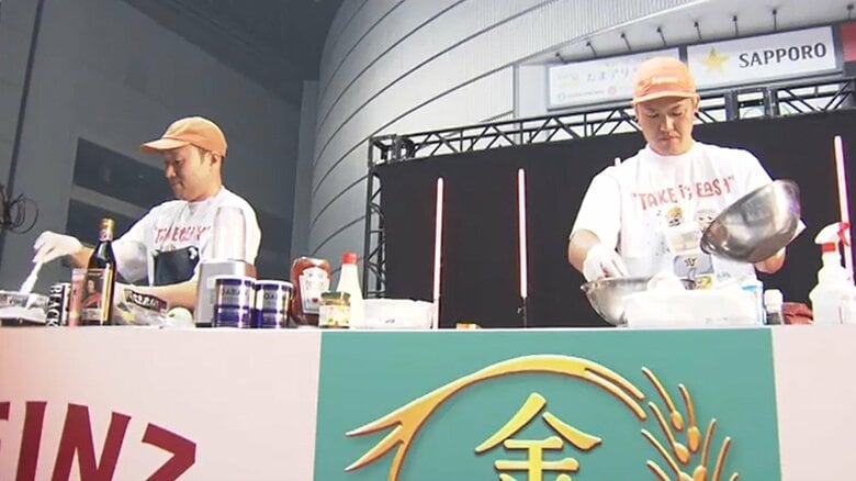 川領平さん（右）と協力して調理