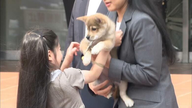 愛犬「由莉」を抱っこされる愛子さま（2009年）