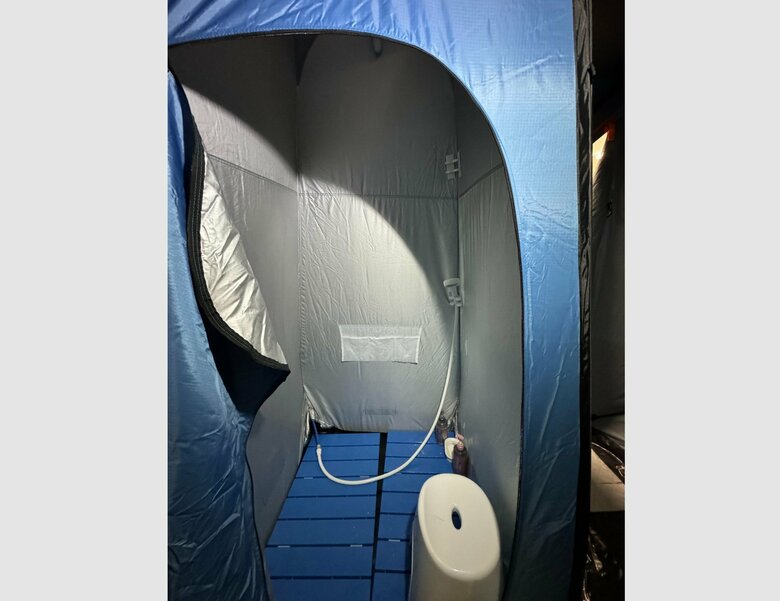 個室シャワーの内側はこのようになっている