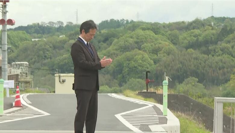 現場を訪れた飯田技術専門校の鮎沢校長（4月24日・長野県飯田市）