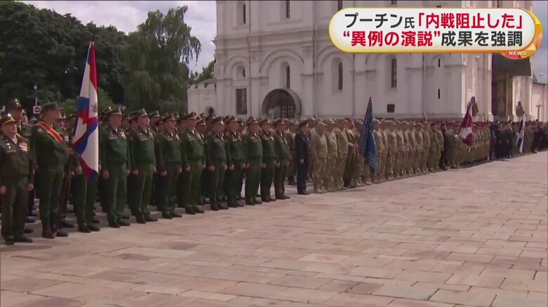 プーチン大統領の演説に耳を傾ける軍や治安部隊