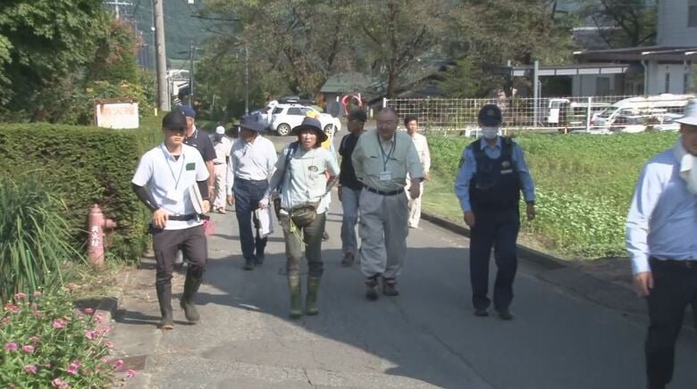 県クマ対策員らが被害のあった畑へ