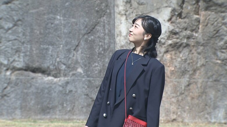 サクサイワマン遺跡を見上げる佳子さま