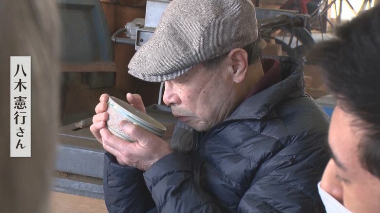 お茶を楽しむ八木さん