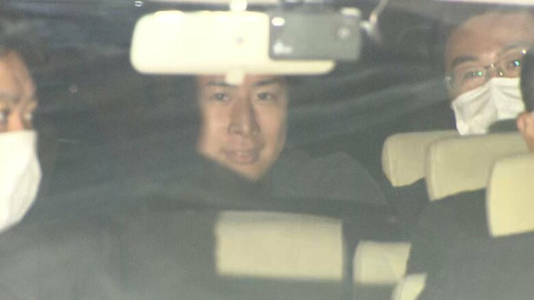 笑顔で警視庁に入るつばさの党幹事長の根本良輔容疑者　5月17日
