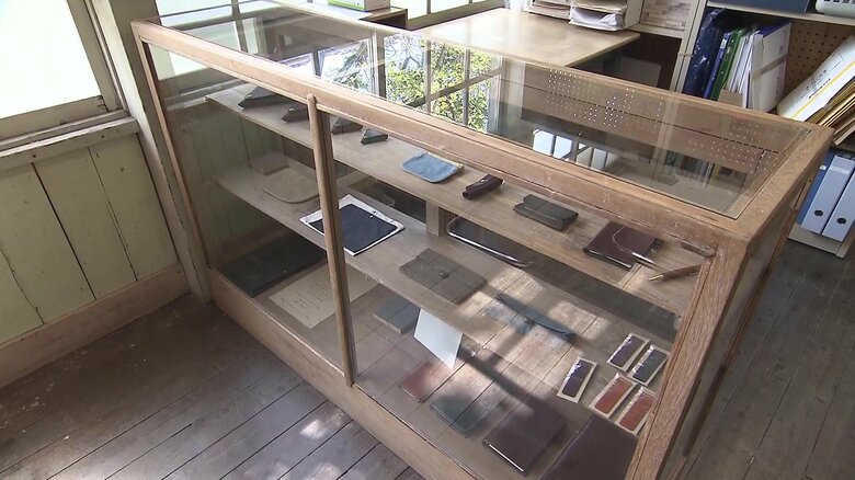 学校の趣に商品が映える
